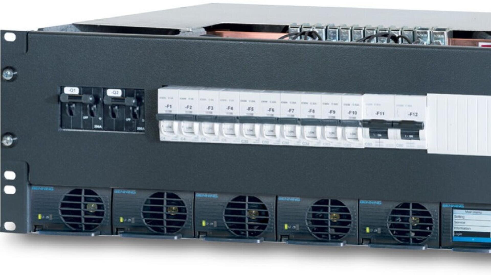 Nahaufnahme einer in einem Server-Rack montierten Stromverteilungseinheit (PDU) mit mehreren Schutzschaltern und mehreren Kühlgebläsen, die an der unteren Vorderseite sichtbar sind. Die Einheit ist in einem schwarzen Metallgehäuse untergebracht.