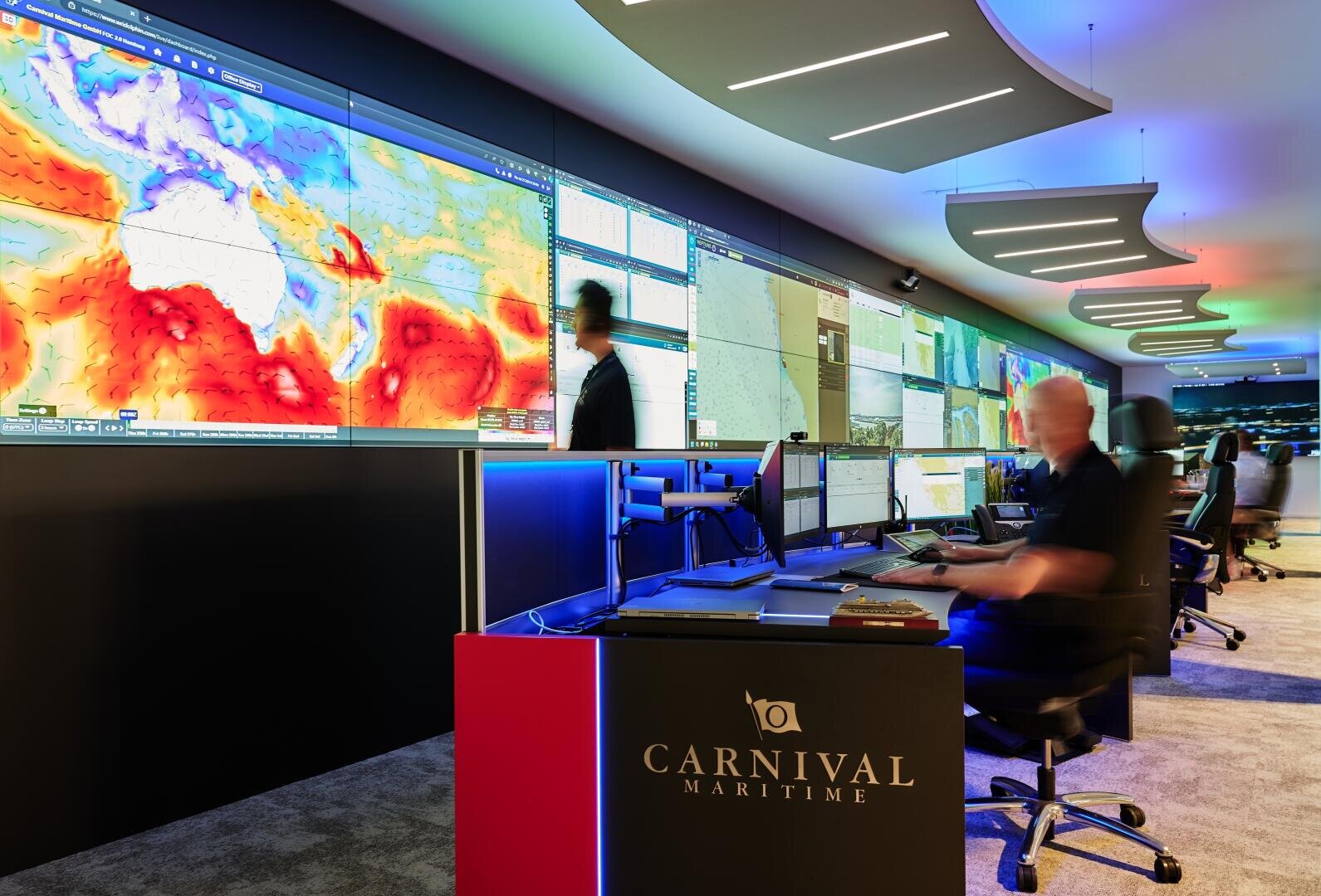 Modern control room control with KVM-over-IP (KVM= Keyboard, Video, Mouse) makes it possible: In the Fleet Operations Center of Carnival Maritime, the video wall displays can not only be assigned multiple sources simultaneously using SplitView technology, but direct operation of individual applications is also guaranteed. Photo: JST – Jungmann Systemtechnik®