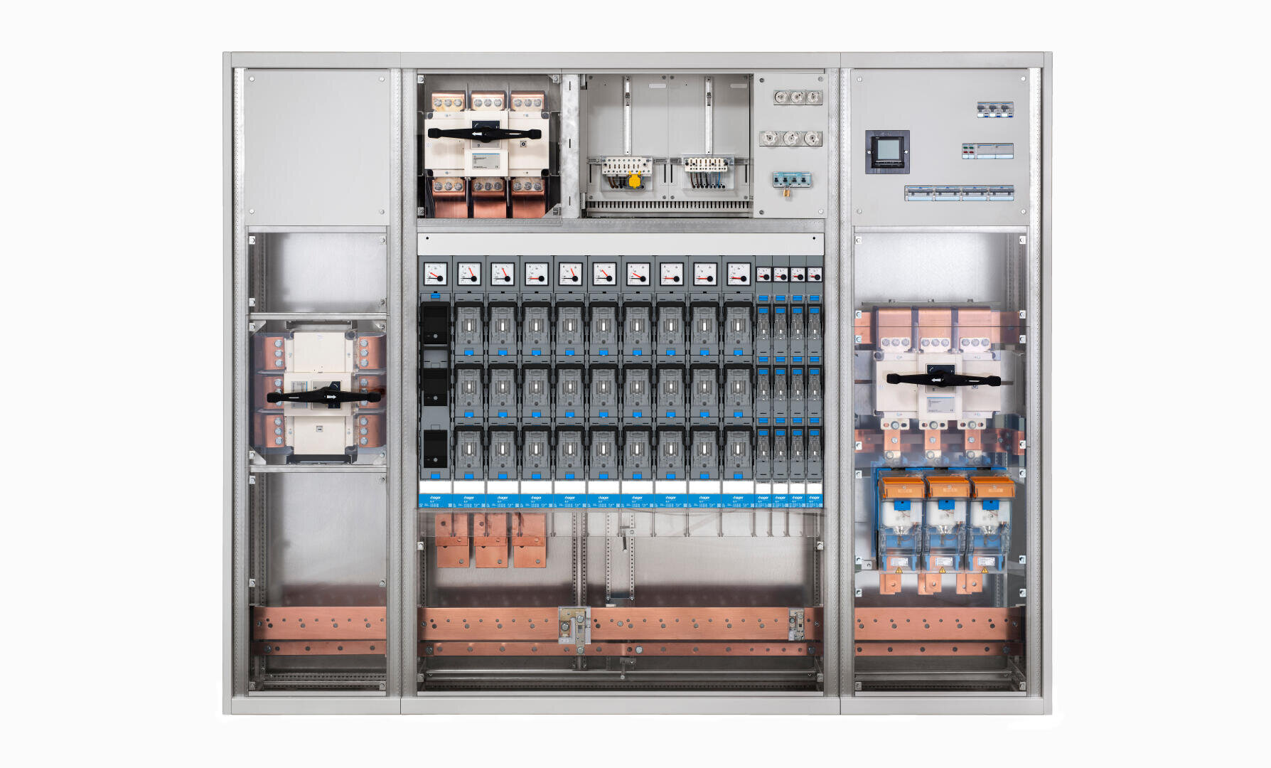 Elektrische Schalttafel mit mehreren Leistungsschaltern, Schaltern, Kabeln und Kupfersammelschienen, die übersichtlich in einem Metallgehäuse angeordnet sind. Die Komponenten sind beschriftet und für die Überwachung und Steuerung elektrischer Systeme organisiert.
