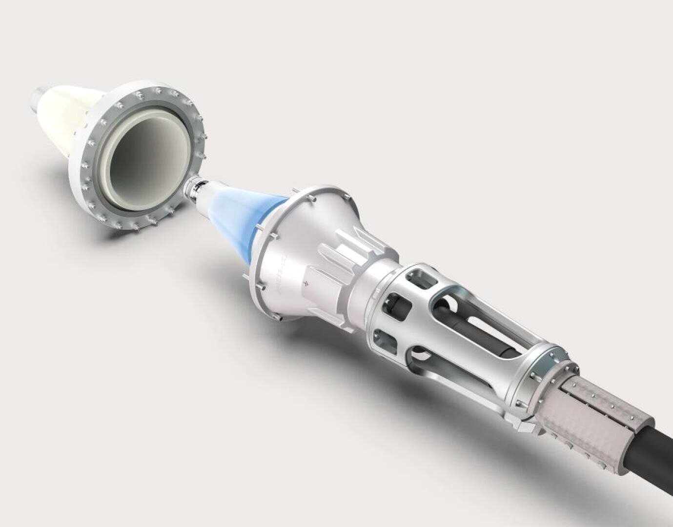 Nahaufnahme eines metallischen, kegelförmigen Industriewerkzeugs oder eines Roboters mit mehreren Segmenten und einem blau gefärbten Abschnitt, der für mechanische oder technische Anwendungen bestimmt ist, vor einem einfarbigen Hintergrund.