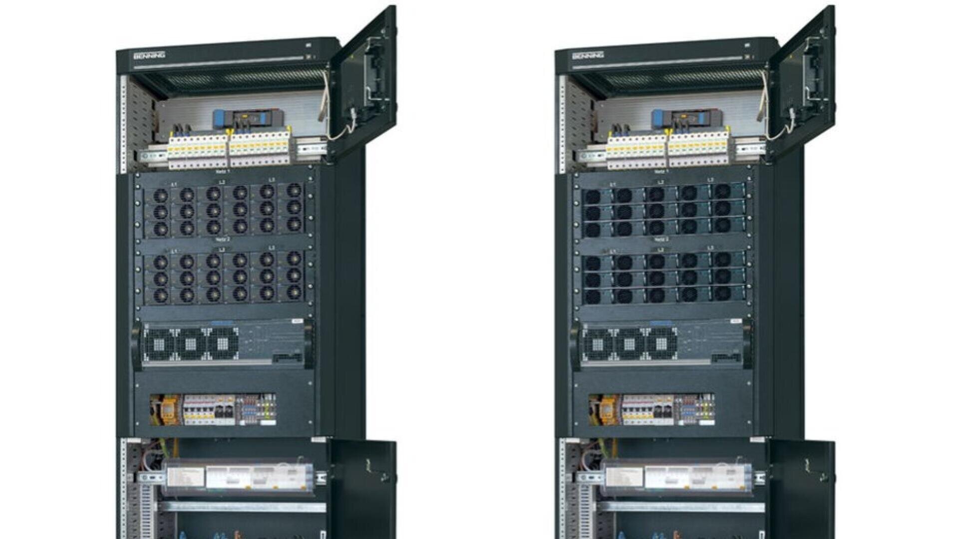 Zwei hohe, schwarze Serverschränke mit oben offenen Türen sind nebeneinander aufgestellt. Die Racks enthalten mehrere Module, Kabel und Komponenten, die in mehreren Reihen und Abschnitten angeordnet sind.