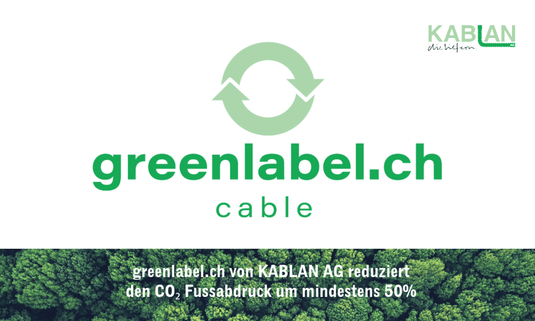 Logo für greenlabel.ch Kabel mit einem grünen, kreisförmigen Recycling-Symbol über dem Text. Unten im Text steht, dass das Produkt den CO₂-Fussabdruck um mindestens 50% reduziert. Im Hintergrund ist ein Wald in den Baumkronen zu sehen.